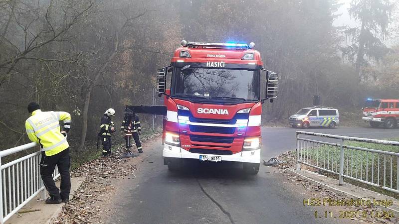 Havárie osobního auta u Manětína ve směru na Nečtiny.