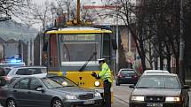 Nehoda tramvaje a osobního auta na Koterovské třídě