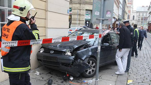 VW Golf po srážce s tramvají skončil ve zdi. Mladý řidič byl převezen do nemocnice se zraněním hlavy