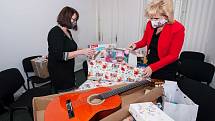 Na snímku členka iniciativy Holky holkám, ředitelka Nadace 700 let města Plzně Alena Kozáková a její kolegyně Lenka Bílá během balení dárků, které brzy zamíří do domovů.