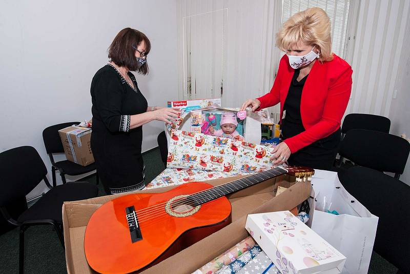 Na snímku členka iniciativy Holky holkám, ředitelka Nadace 700 let města Plzně Alena Kozáková a její kolegyně Lenka Bílá během balení dárků, které brzy zamíří do domovů.