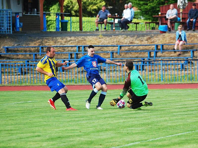 26. kolo I. A třídy: FK Tachov (modří) - Sokol Kralovice 5:0.