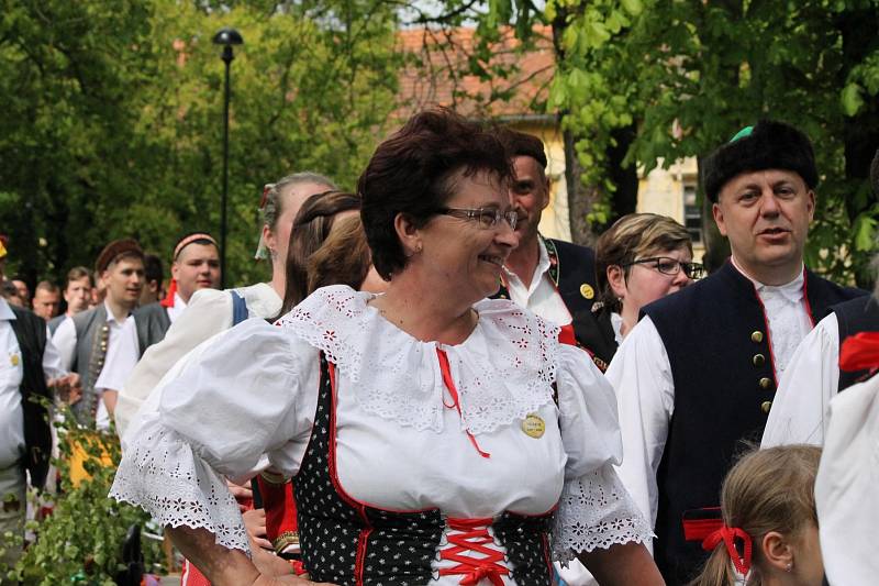 Během prodlouženého víkendu se v Chotěšově konaly oblíbené staročeské máje, které vyvrcholily nedělním průvodem, který došel do zahrady zdejšího kláštera.