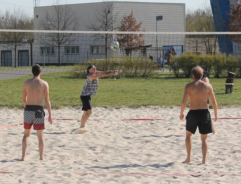 Po otevření veřejných sportovišť využili Plzeňané slunečného velikonočního počasí k aktivnímu pohybu. K oblíbeným areálům patří například Škoda sport park.