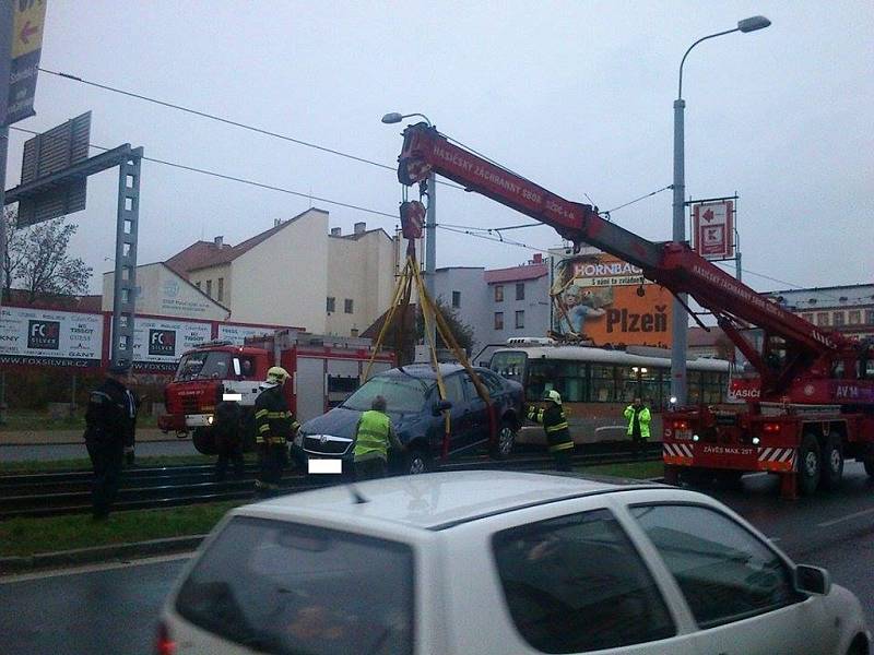 Řidič vjel na koleje, praskly mu čtyři pneumatiky a zablokoval provoz