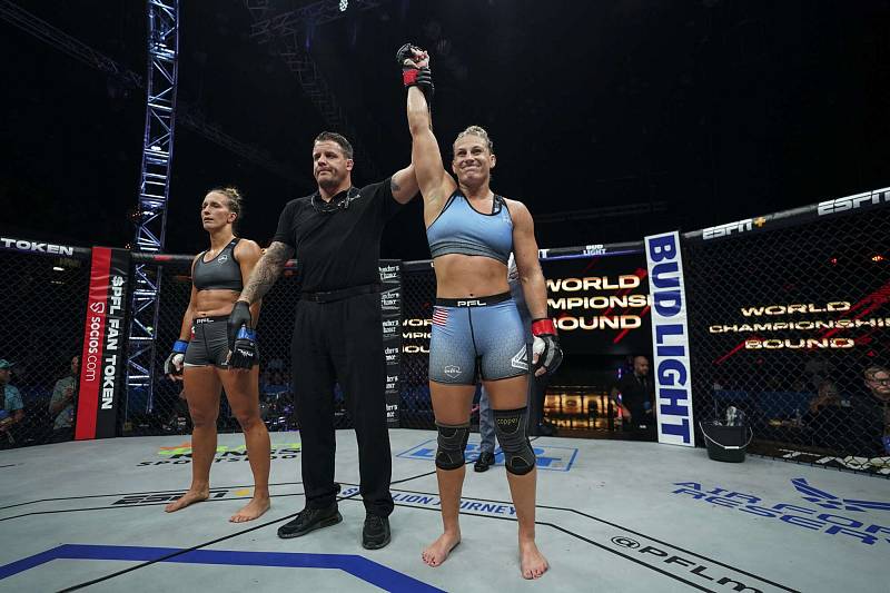 Plzeňská zápasnice MMA Martina Jindrová nestačila v semifinále turnaje profesionální organizace PFL na dvojnásobnou olympijskou vítězku Kaylu Harrisonovou.