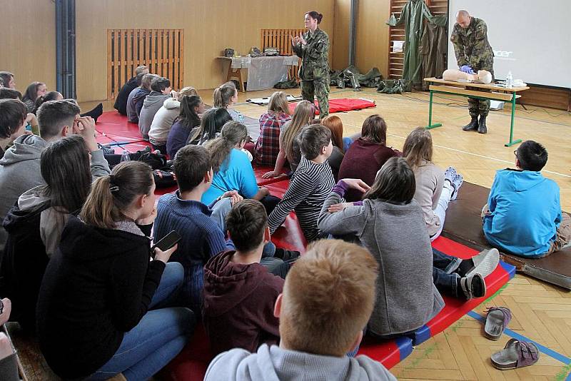 Příslušníci Armády ČR předváděli na 21. ZŠ v Plzni bojovou ukázku i první pomoc