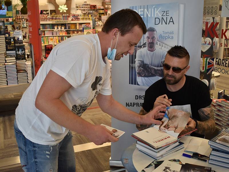 Autogramiáda Tomáše Řepky v Plzni. Doprovázela ho jeho partnerka Kateřina Kristelová.