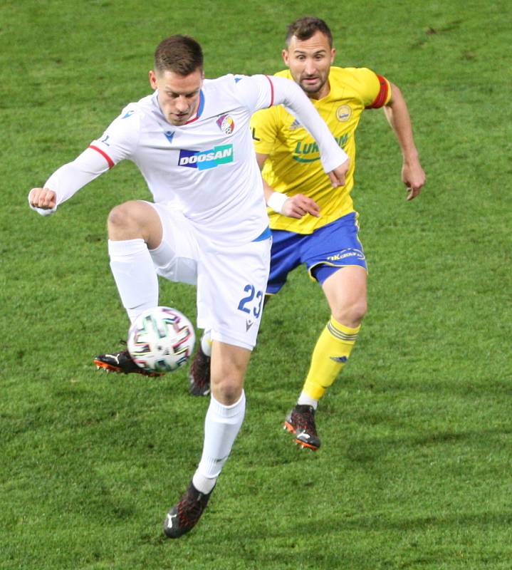 Prvoligoví fotbalisté Fastavu Zlín (ve žlutém) v rámci nedělního 8. kola FORTUNA:LIGY v domácím prostředí porazili Viktroii Plzeň 1:0 brankou Tomáše Poznara. Na snímku Jiráček