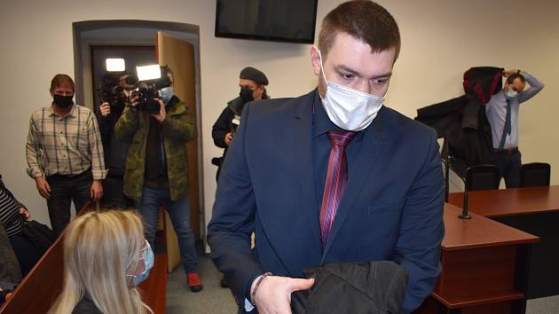 Lukáš Nováček, obžalovaný z toho, že se aktivně zapojil do bojů na Ukrajině, u Krajského soudu v Plzni. Doprovodila ho tam i manželka se dvěma dětmi.