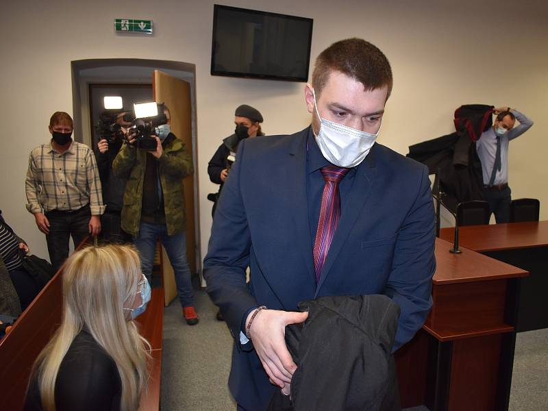 Lukáš Nováček, obžalovaný z toho, že se aktivně zapojil do bojů na Ukrajině, u Krajského soudu v Plzni. Doprovodila ho tam i manželka se dvěma dětmi.