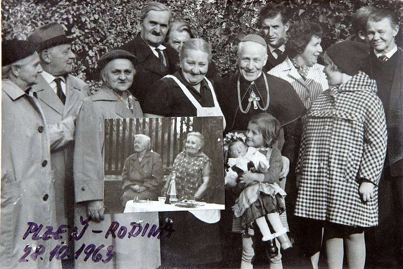 Josef Beran se v Plzni v říjnu 1963 po dlouhé době své internace setkává s rodinou. Na snímku je také teprve pětiletá Danuše. Menší fotografie zobrazuje Beranovu sestru Marii (vlevo od Josefa Berana) a vedle ní druhou Danušinu babičku. Foto: archiv rodiny