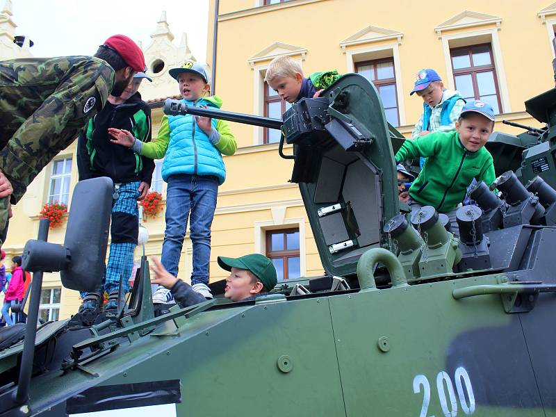 Armáda ČR zaujala malé i velké na náměstí ve Spáleném Poříčí.