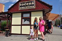Podle mnohých Plzeňanů se v dřevěném stánku na Doubravce točí nejlepší vanilková zmrzlina v Plzni.
