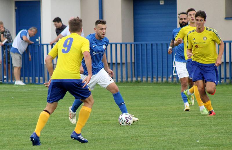 7. kolo FORTUNA divize A: SK SENCO Doubravka (žlutí) - TJ Sokol Lom (modří) 4:5.