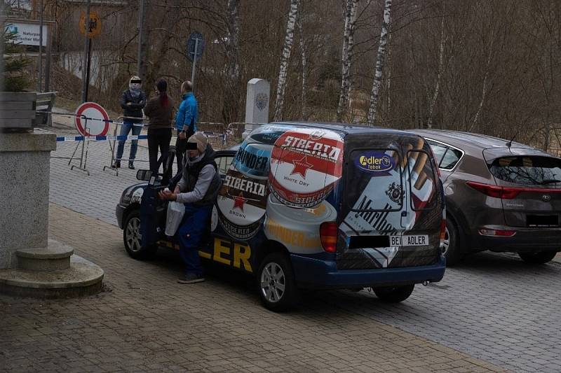 Na uzavřené hranici v Alžbětíně je rušno, čile se tam obchoduje přímo nad zátarasy.