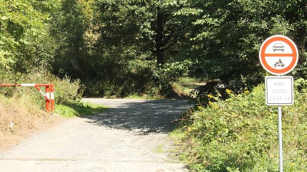 Zákaz vjezdu všech motorových vozidel platí v celé CHKO Brdy.