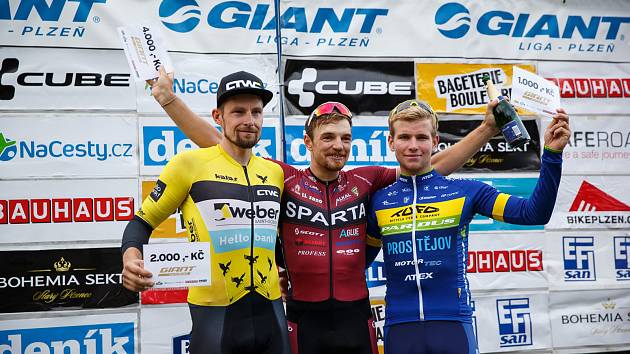 Trio premiantů Velké ceny Cube - zleva druhý Martin Boubal, vítěz Jan Ryba a třetí Karel Tyrpekl.