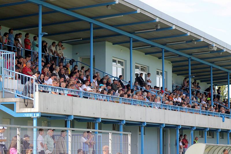 5. kolo FORTUNA ČFL, skupina A: FK ROBSTAV Přeštice (na snímku fotbalisté ve žlutých dresech) - TJ Jiskra Domažlice (modří) 5:1 (2:0).