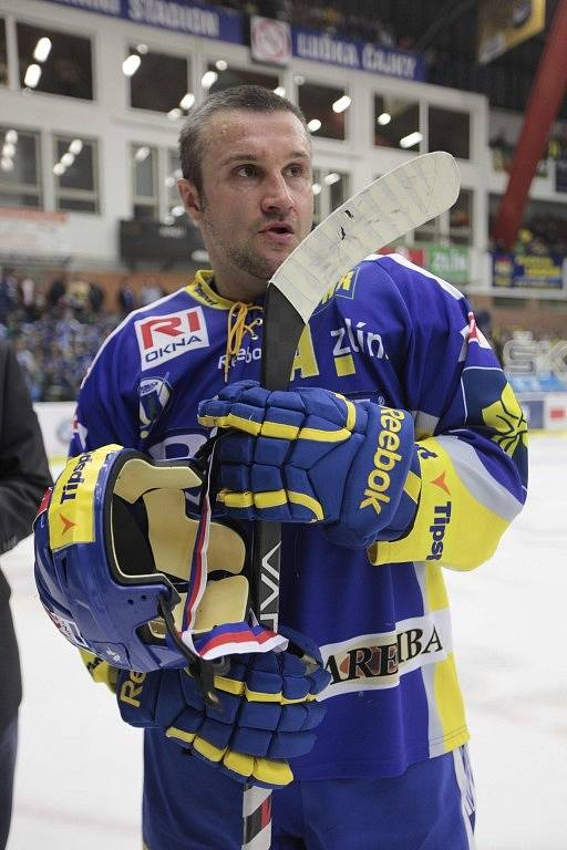 Hokejisté oslavují zisk historicky prvního titulu mistra na stadionu ve Zlíně