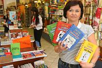 Jitka Ulbriková z plzeňského knihkupectví Nava ukazuje knihy, které jsou hitem letošního léta