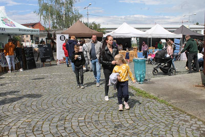 Prodejní stánky kaváren, pražíren, sladkých dobrot a náčiní na přípravu kávy byly návštěvníkům k dispozici 29. května v celém areálu DEPA2015.