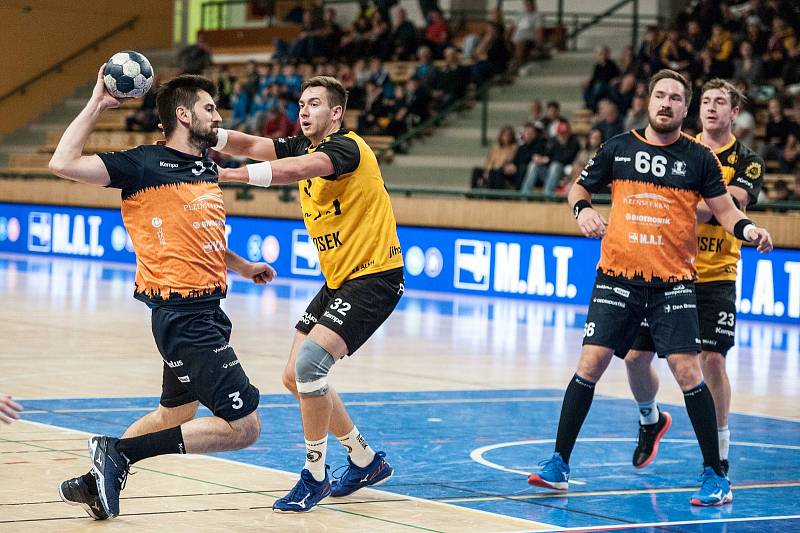 Talent tým Plzeňského kraje (v oranžovočerném) - SKKP Handball Brno