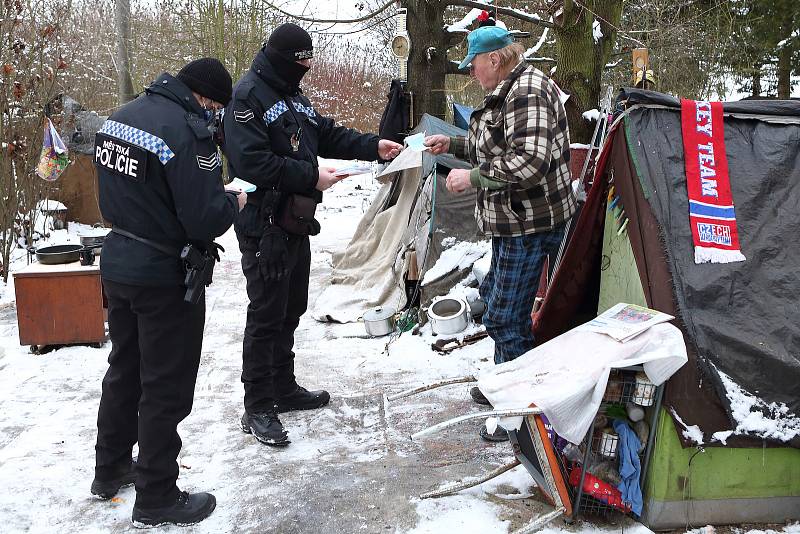 Plzeňští strážníci při pravidelné kontrole bezdomovců.