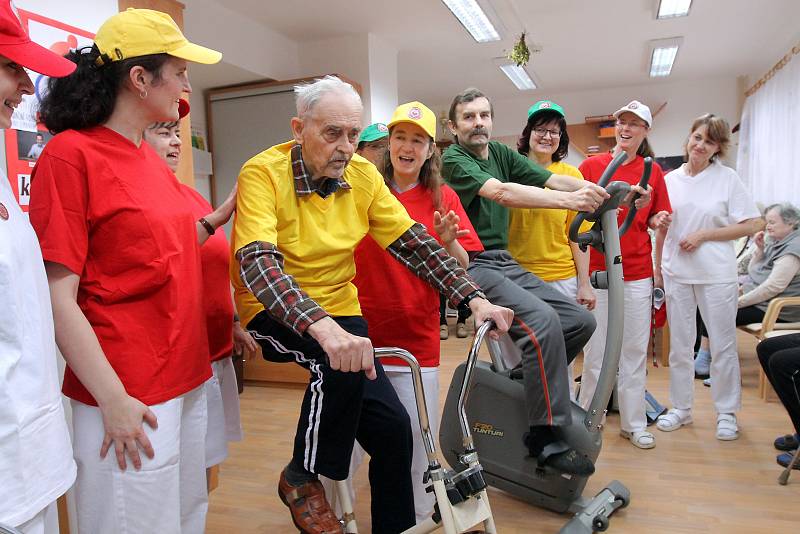 Senioři z Městského ústavu sociálních služeb se zapojili do akce Jedeme v tom společně a jízdou na trenažérech chtějí zdolat trasu Z Pradědu až do Paříže.