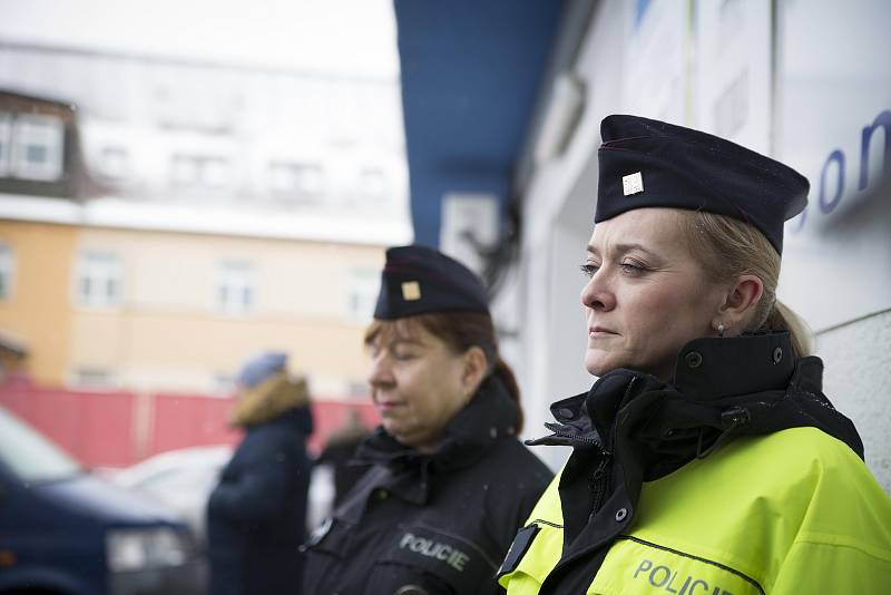 Ministr vnitra za ČSSD Jan Hamáček ve čtvrtek za doprovodu krajského policejního ředitele Pavla Krákory navštívil ubytovnu na plzeňské Doubravce