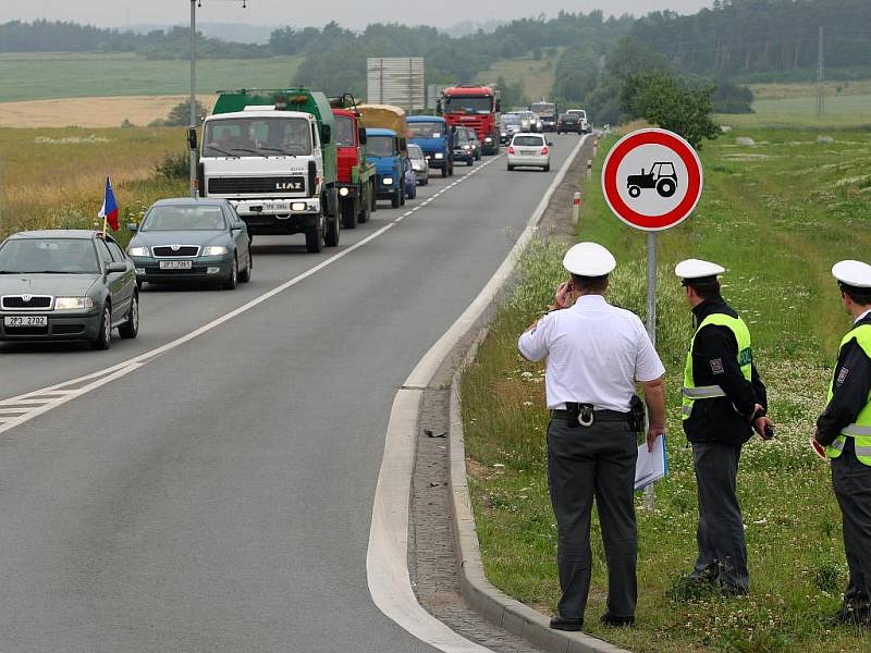 Mezi místa, kde v pondělí protestovali zemědělci z Plzeňska, patřil i kruhový objezd na výpadovce na Karlovy Vary. Zemědělci brzdili dopravu pomalou jízdou nákladních i osobních aut (na hlavní tah je zakázán vjezd traktorů)