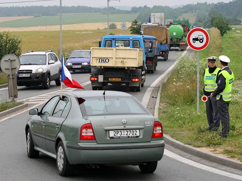 Mezi místa, kde v pondělí protestovali zemědělci z Plzeňska, patřil i kruhový objezd na výpadovce na Karlovy Vary. Zemědělci brzdili dopravu pomalou jízdou nákladních i osobních aut (na hlavní tah je zakázán vjezd traktorů)