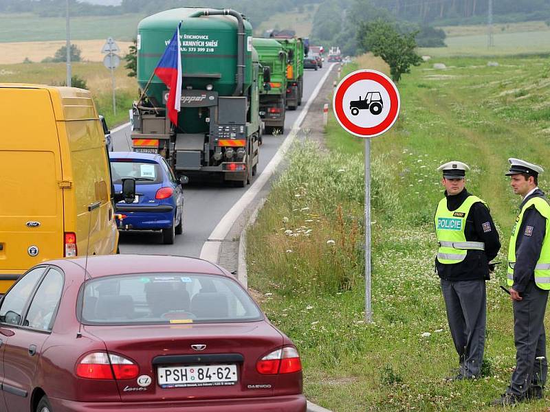 Mezi místa, kde v pondělí protestovali zemědělci z Plzeňska, patřil i kruhový objezd na výpadovce na Karlovy Vary. Zemědělci brzdili dopravu pomalou jízdou nákladních i osobních aut (na hlavní tah je zakázán vjezd traktorů)