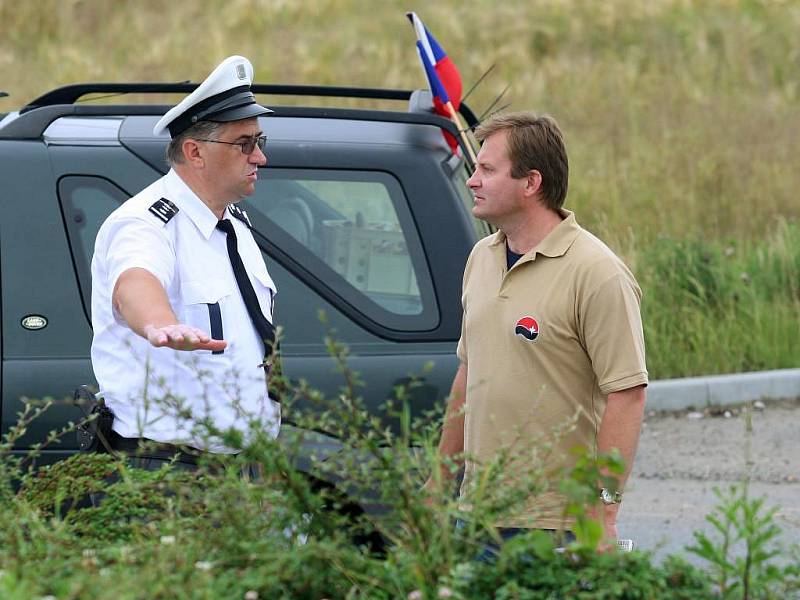 Mezi místa, kde v pondělí protestovali zemědělci z Plzeňska, patřil i kruhový objezd na výpadovce na Karlovy Vary. Zemědělci brzdili dopravu pomalou jízdou nákladních i osobních aut (na hlavní tah je zakázán vjezd traktorů)