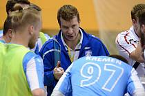 Trenér futsalistů Interobalu Plzeň David Frič udílí pokyny svým svěřencům během oddechového času v úterním pátém semifinále VARTA Futsal ligy. 