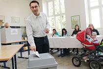 Na snímku právě hlasuje Plzeňan Marian Bradáč, který v jedné z komisí také zasedal coby místopředseda.