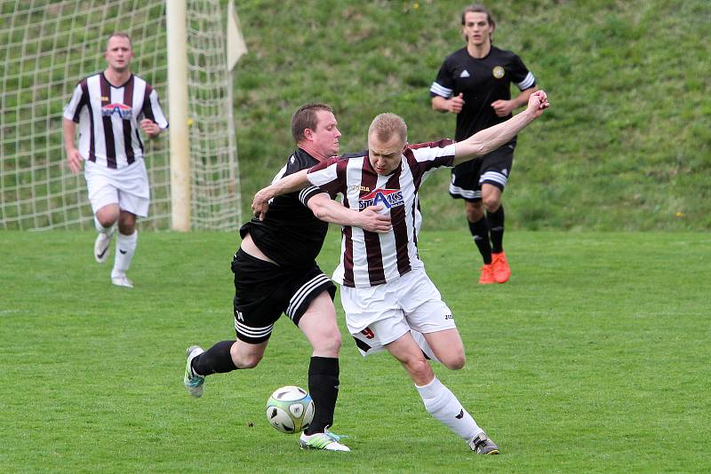 Z archivu Deníku: Fotbalisté Chotíkova (černí) zvítězili těsně 3:2.