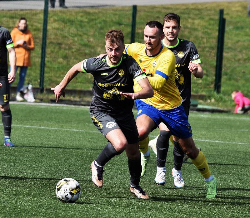 FORTUNA ČFL, skupina A (18. kolo): FC Písek - FK ROBSTAV Přeštice (na snímku fotbalisté v tmavých dresech) 1:1.