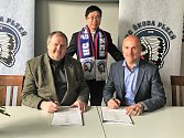 Memorandum o spolupráci podepsali Martin Straka z HC Plzeň (vpravo) a Jiří Macháček ze společnosti Coneos s.r.o.
