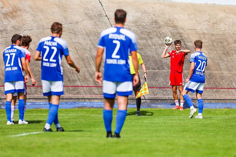 Fotbalisté SK Petřín Plzeň (na archivním snímku hráči v červených dresech) remizovali v přípravném utkání s kombinovaným týmem béčka a staršího dorostu Viktorie Plzeň 3:3.