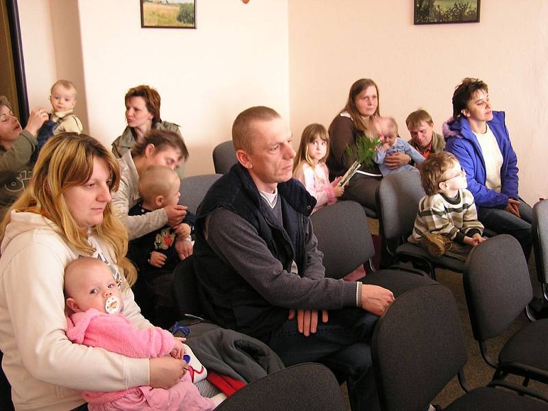 VÍTÁNÍ OBČÁNKŮ. Na obecním úřadu v Bezvěrově se včera sešlo několikero rodičů a dětí.