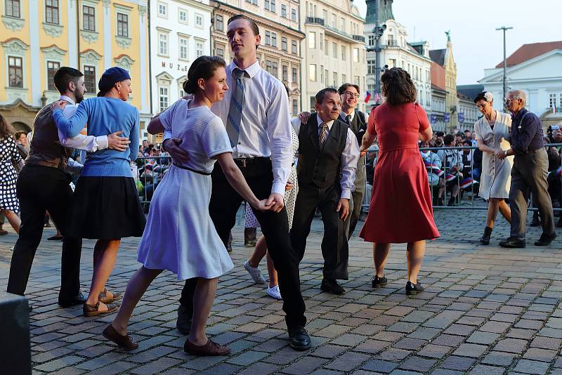 Slavnosti svobody v Plzni a Thank you, boys! Slavnostní večer na náměstí Republiky, který se v sobotu nesl ve znamení swingu a vzpomínek na osvobození západních Čech v roce 1945.