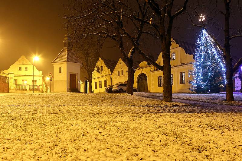 Noční sněžení v centru i okrajových částech Plzně. Na snímku náves Plzeň - Koterov.