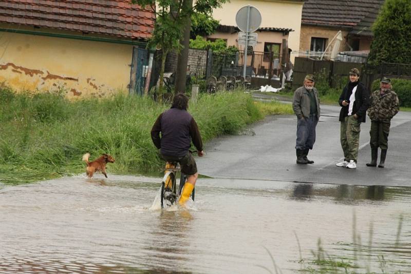 V Dolní Lukavici kromě řeky napáchal velkou škodu i vylitý rybník.