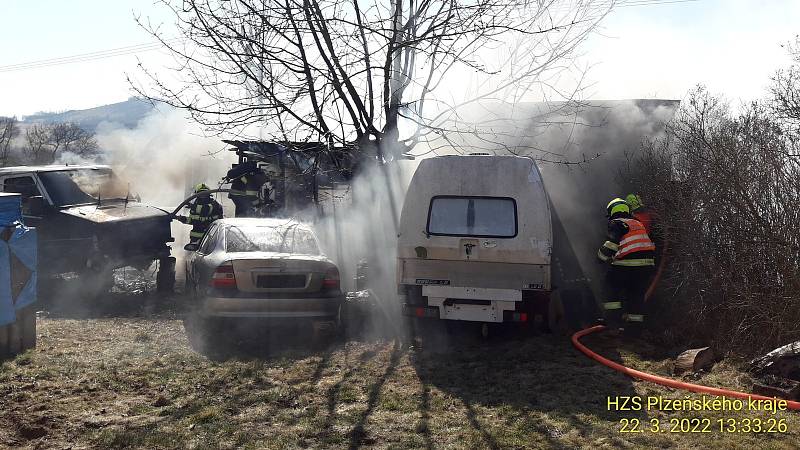 Požár zahradní chatky ve Kdyni poblíž Škarmanské ulice. Zasaženy byly i čtyři autovraky.