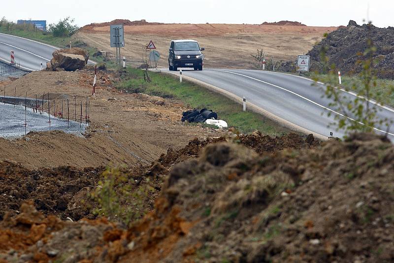 Stavba přeložky silnice 1/27 Plzeň - Přeštice. Nový úsek silnice bude 6100 metrů dlouhý a naváže na hotový přivaděč Plzeň-Litice-Šlovice a povede až k Přešticím. Stavbou se zároveň vyřeší obchvat Horní Lukavice. Hotovo má být v březnu 2024.