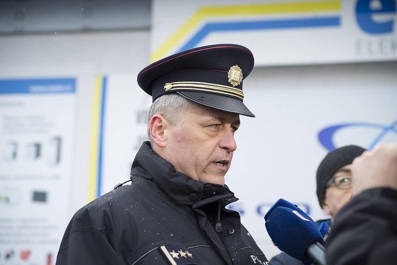 Ministr vnitra za ČSSD Jan Hamáček ve čtvrtek za doprovodu krajského policejního ředitele Pavla Krákory navštívil ubytovnu na plzeňské Doubravce