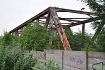 Unikátní Faltusův most zatím čeká na repasi za zdí bývalé Škodovky.