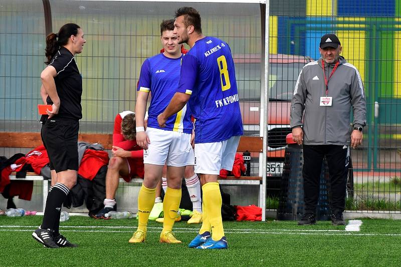 13. kolo krajského přeboru: SK Petřín Plzeň B - FK Nepomuk (na snímku fotbalisté v modrých dresech) 8:1 (3:1).