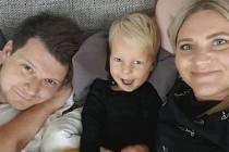 Čtyřletý Adámek, který žije se svými rodiči Petrem a Pavlínou v Dobřanech u Plzně, se potýká s dětskou mozkovou obrnou i s epilepsií.